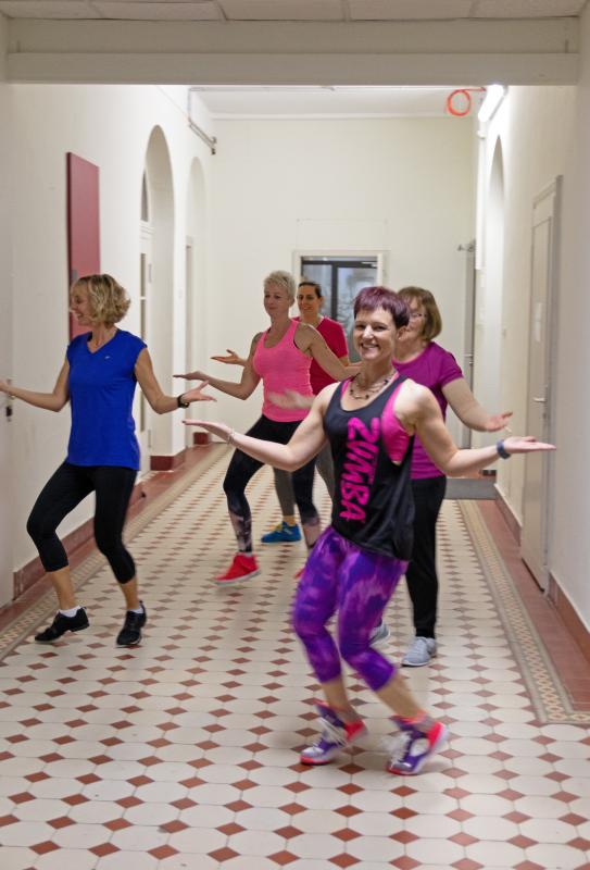 die Zumbatruppe beim Warmup