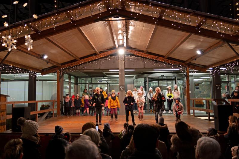 Dance for Kids beim Weihnachtsmarkt-Auftritt